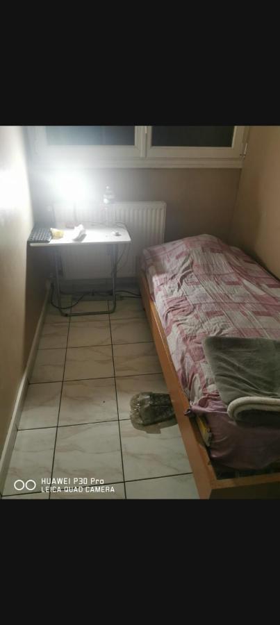 Room Near Paris 圣但尼 外观 照片